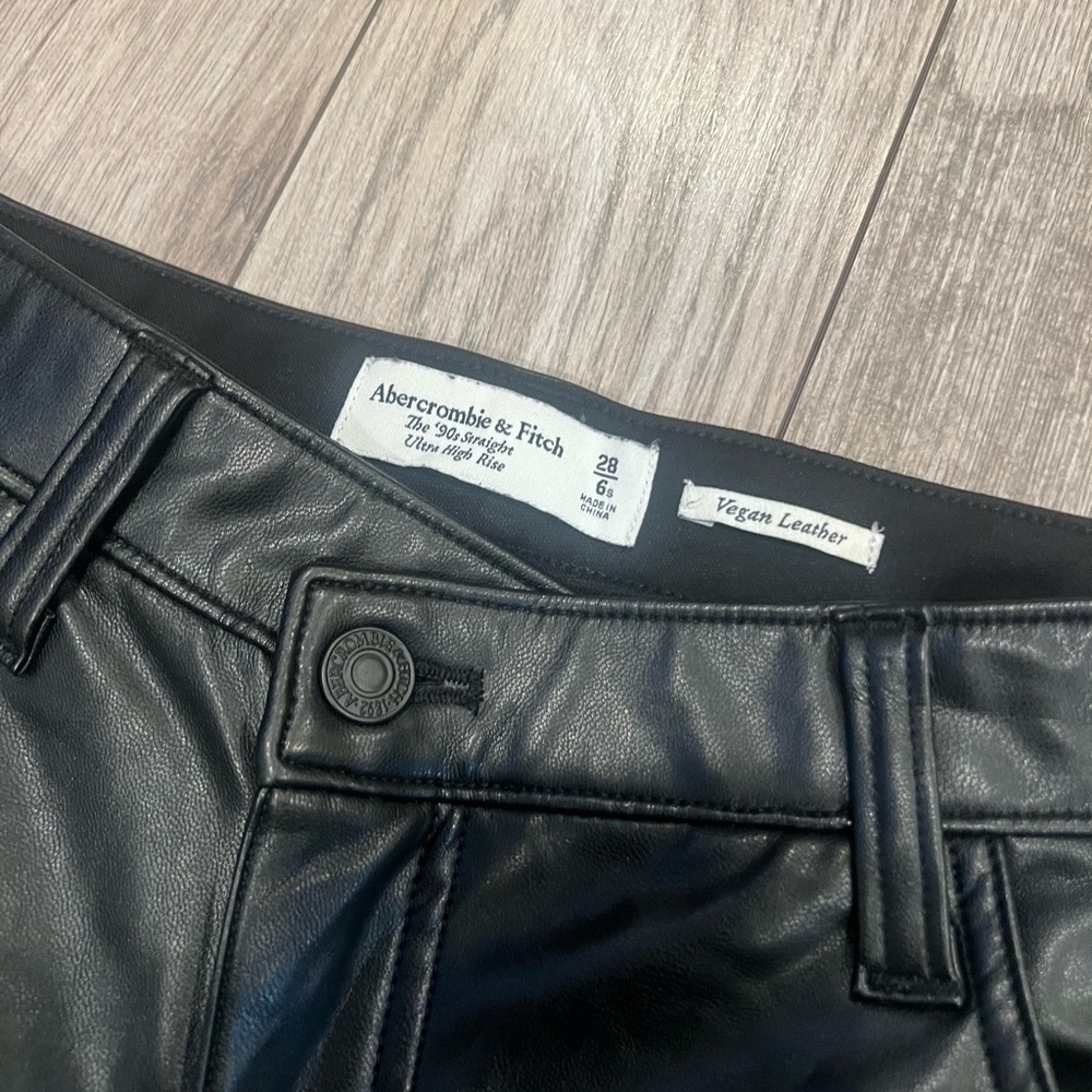 Abercrombie and Fitch The 90s Straight Ultra High Rise Vegan Leather Pants - Picture 11 of 13